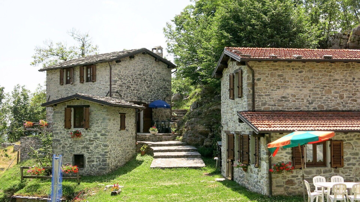 Fabbriche di Vallico Villa | Cosy apartment in villa for 12 guests with private pool, WIFI, TV, patio and pets allowed