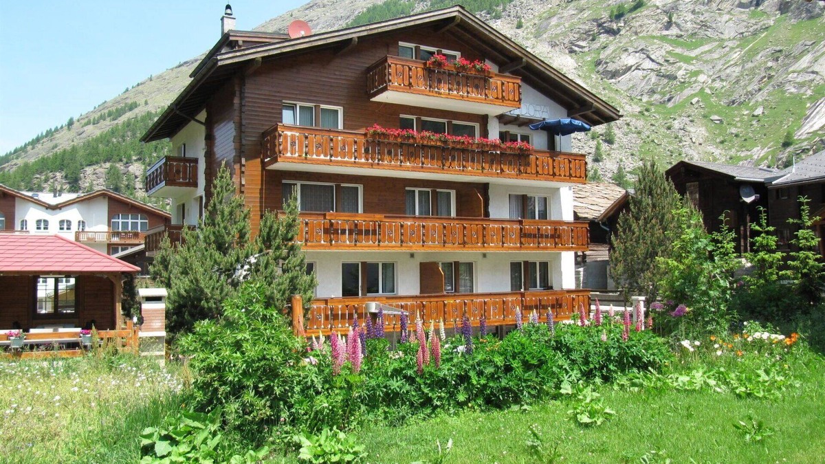 Saas Almagell Apartment | Cosy apartment for 5 people with WIFI, TV and balcony