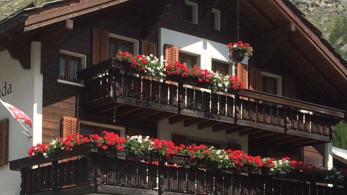 Saas Almagell Apartment | Cosy apartment for 8 guests with WIFI, TV and balcony