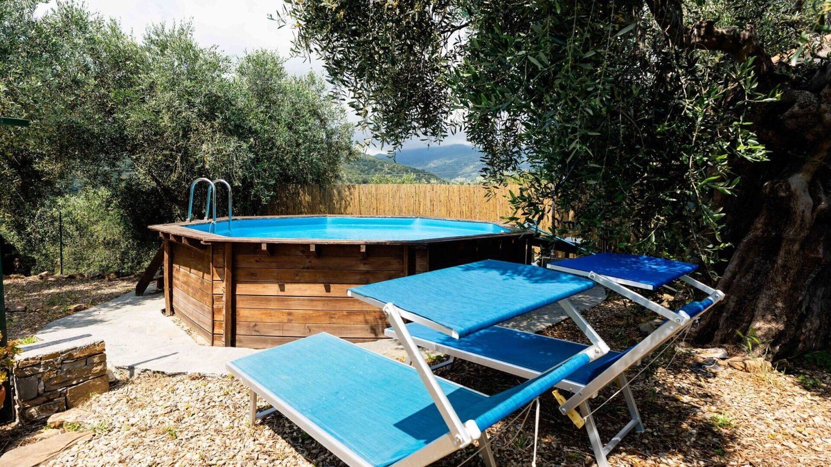 Civezza Apartment | Cosy apartment for 10 guests with WIFI, pool, patio and pets allowed