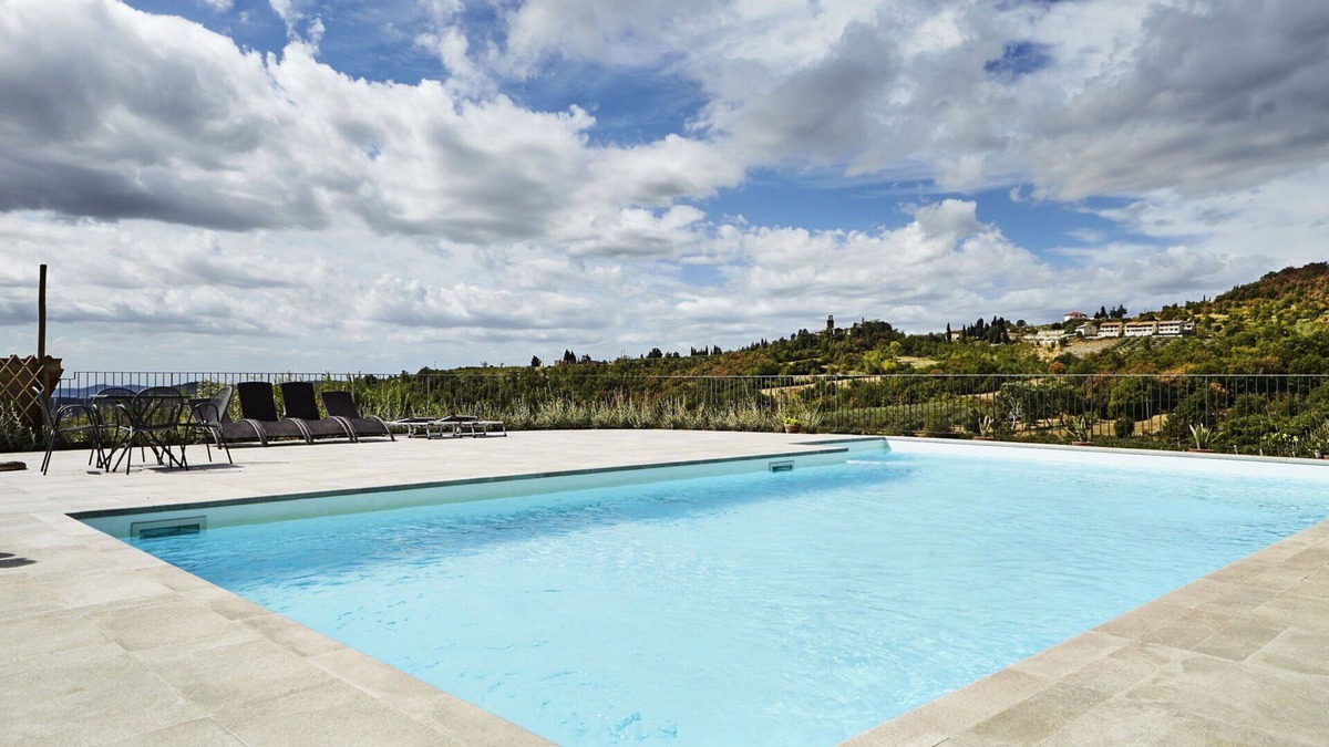 Capolona Apartment | Cosy apartment for 2 people with pool, WIFI, TV, pets allowed and panoramic view, close to Arezzo