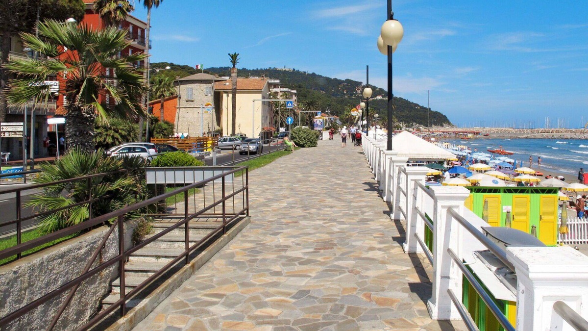 Marina di Andora Apartment | Cosy apartment for 3 people with A/C, WIFI, TV and terrace