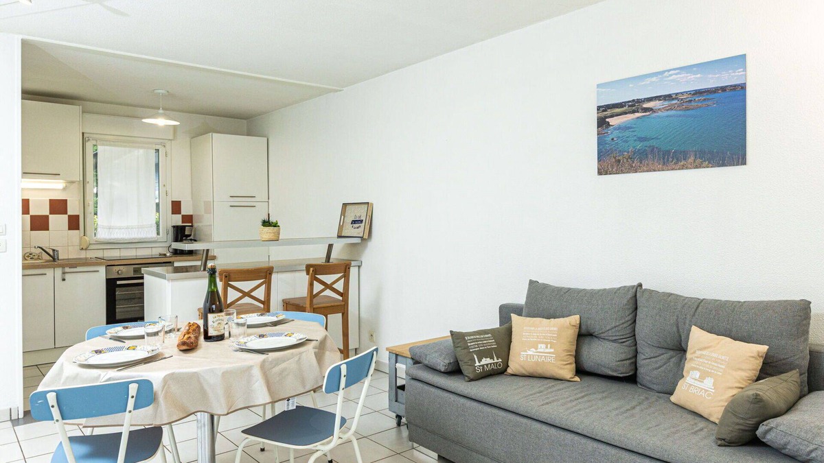 Pleurtuit Apartment | Cosy apartment for 4 guests with WIFI, TV and terrace