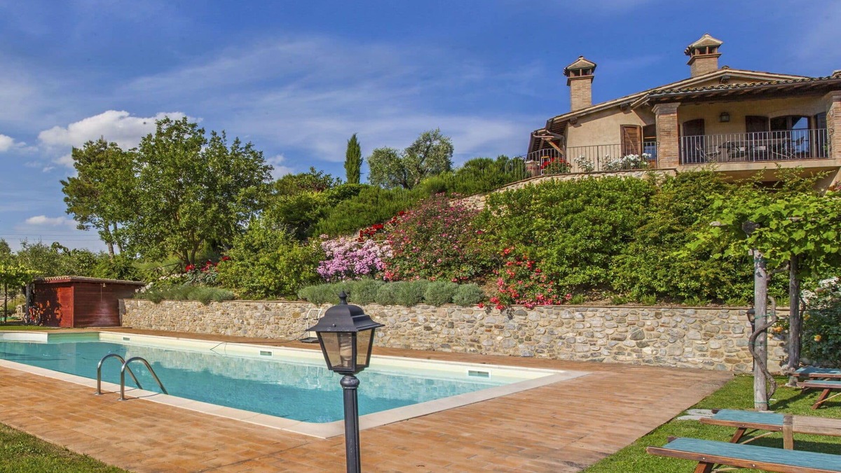 Allerona Apartment | Cosy apartment for 4 guests with WIFI, pool, TV, patio and pets allowed