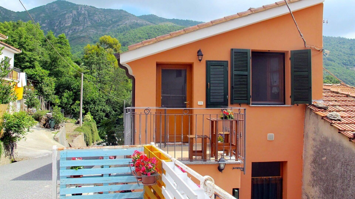 Borgo Apartment | Cosy apartment for 4 guests with WIFI, TV, patio, pets allowed and panoramic view