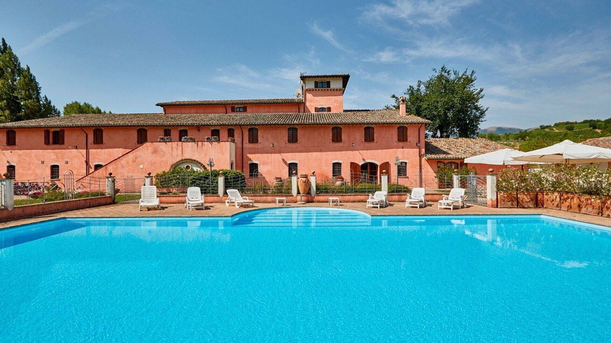San Brizio Apartment | Cosy apartment for 4 guests with WIFI, pool, TV, balcony and pets allowed, close to Spoleto