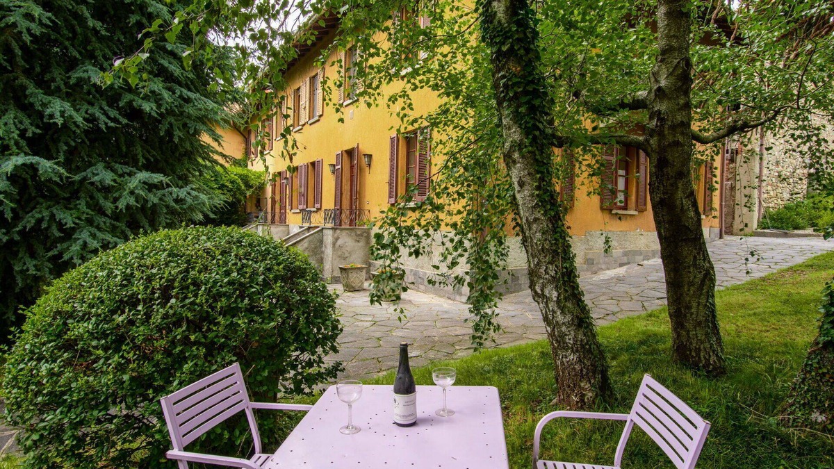 Tavernerio Apartment | Cosy apartment for 4 people with WIFI, TV, patio and pets allowed