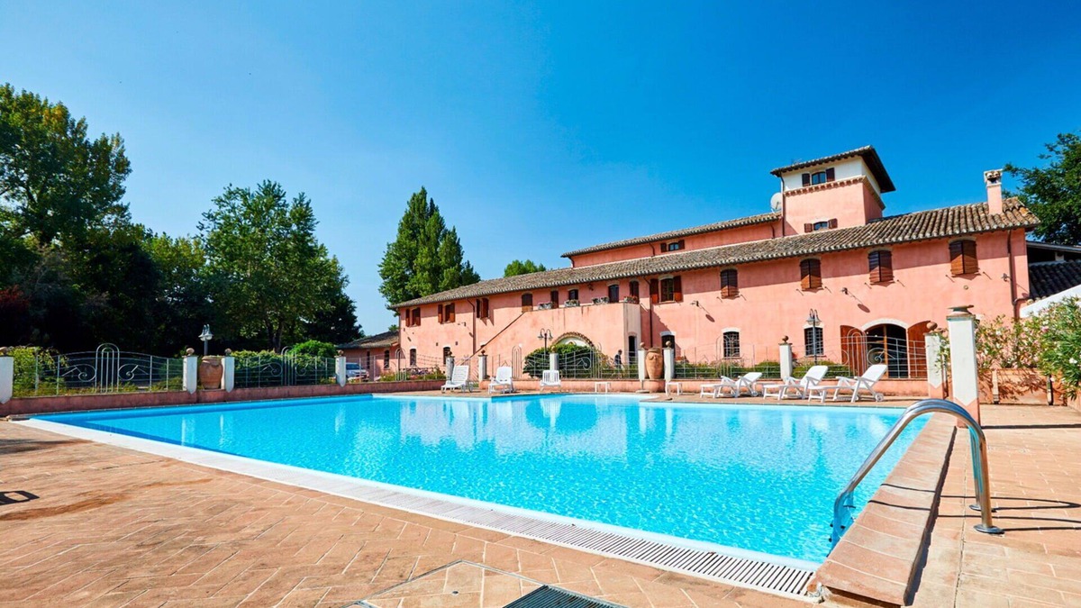 San Brizio Apartment | Cosy apartment for 5 guests with pool, WIFI, TV, balcony and pets allowed, close to Spoleto