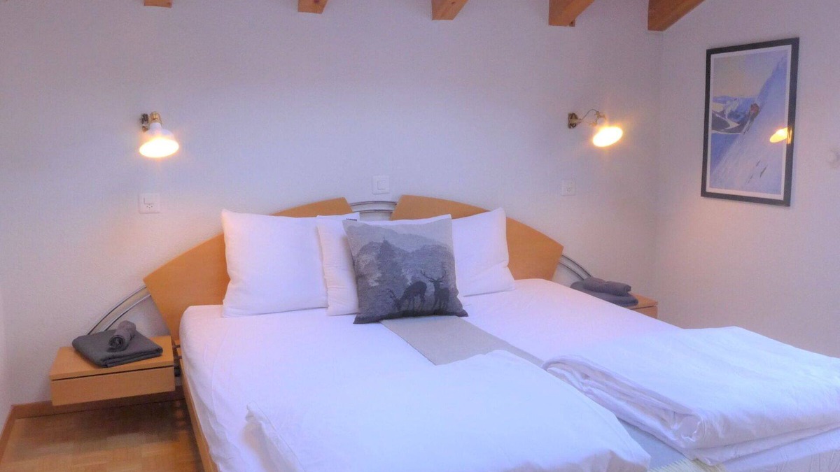 Taesch Apartment | Cosy apartment for 6 guests with WIFI, TV and balcony