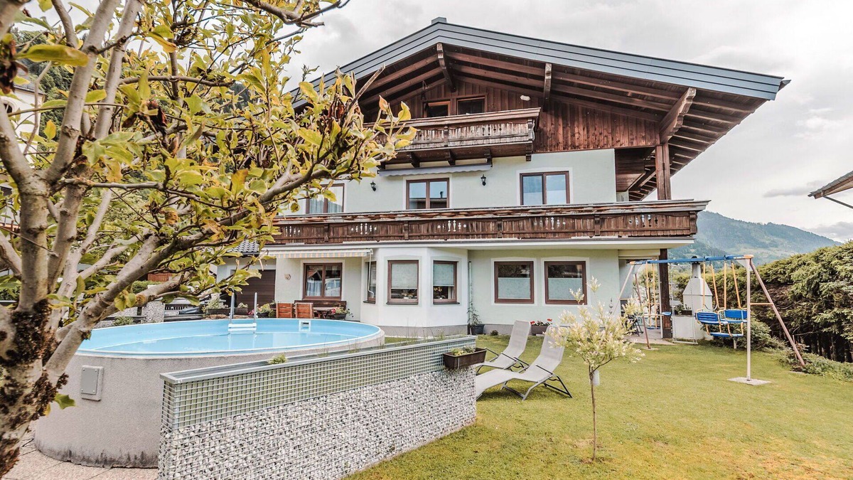 Goldegg Apartment | Cosy apartment for 8 people with WIFI, pool, TV, balcony and pets allowed