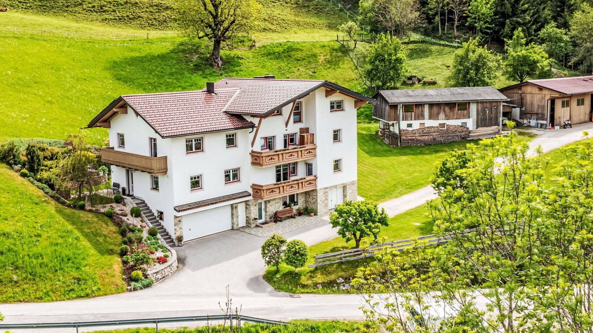 Oberhaus Apartment | Cosy apartment for 8 people with hot tub, WIFI, TV and patio