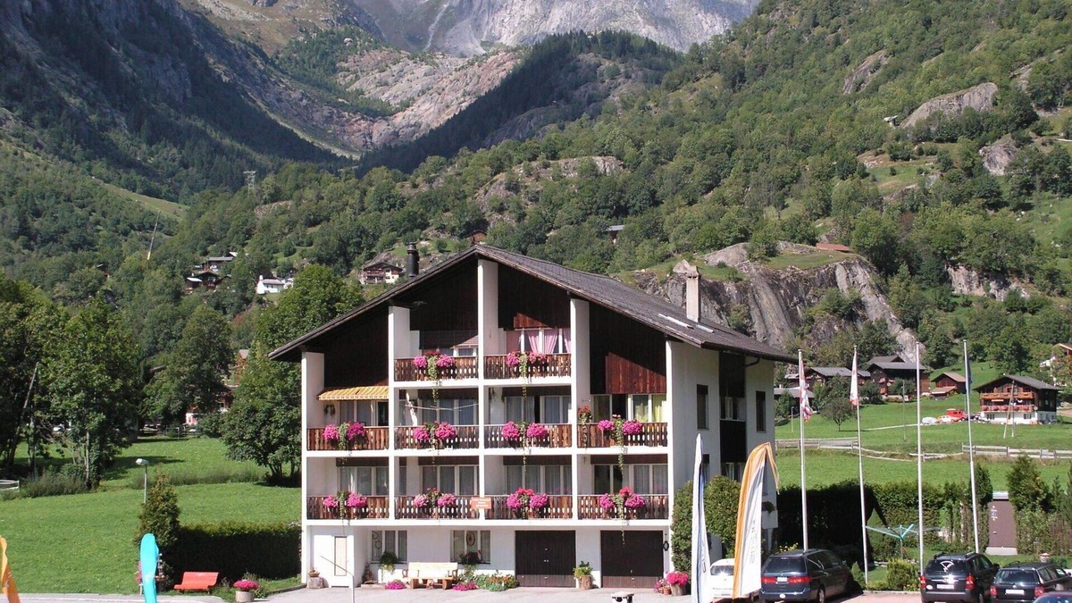 Reckingen Apartment | Cosy apartment for 4 people with WIFI, TV, balcony and pets allowed