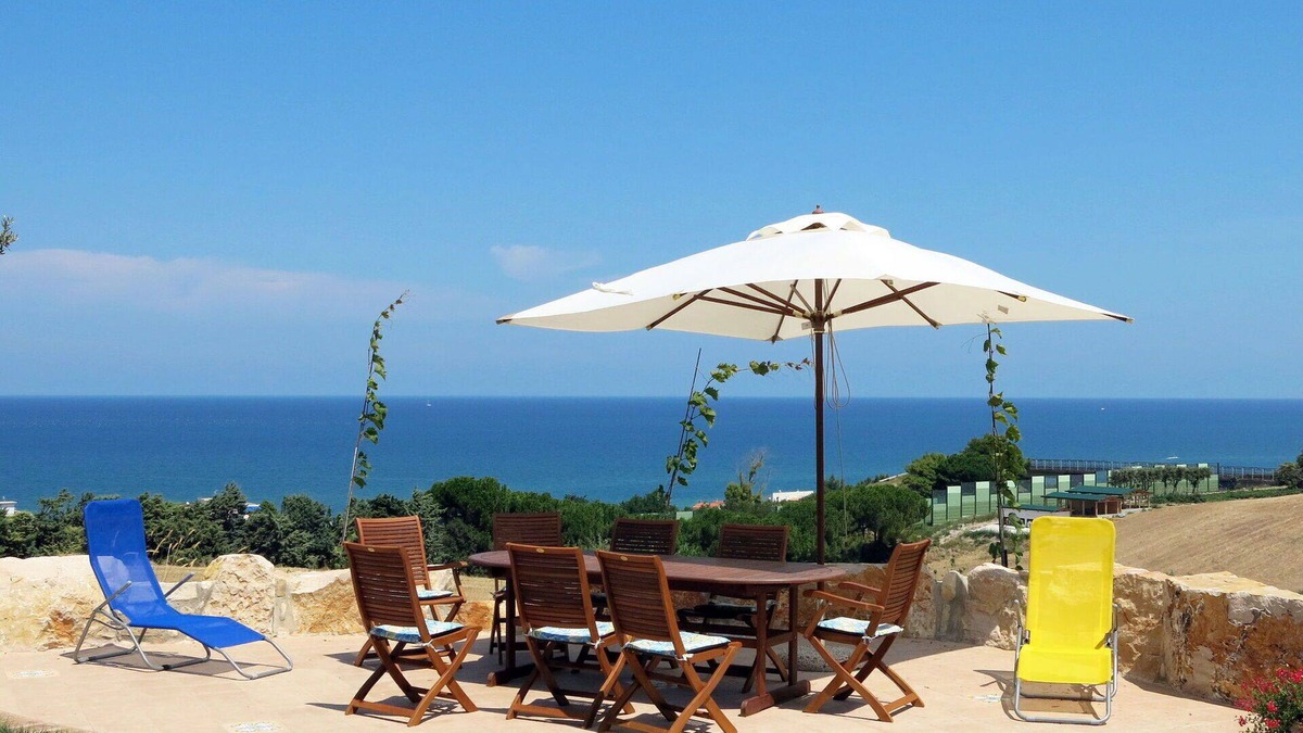 Termoli Apartment | Cosy apartment for 4 guests with A/C, WIFI, pool, TV, terrace and parking