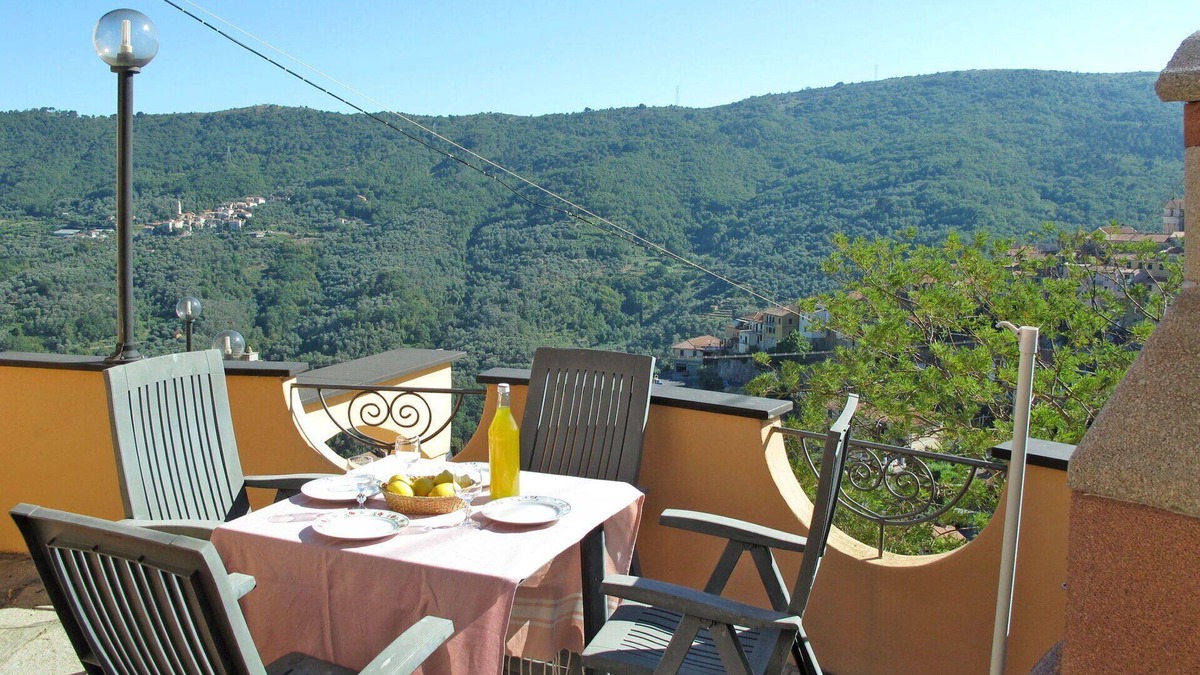 Pietrabruna Apartment | Cosy apartment for 5 guests with WIFI, TV, terrace and panoramic view