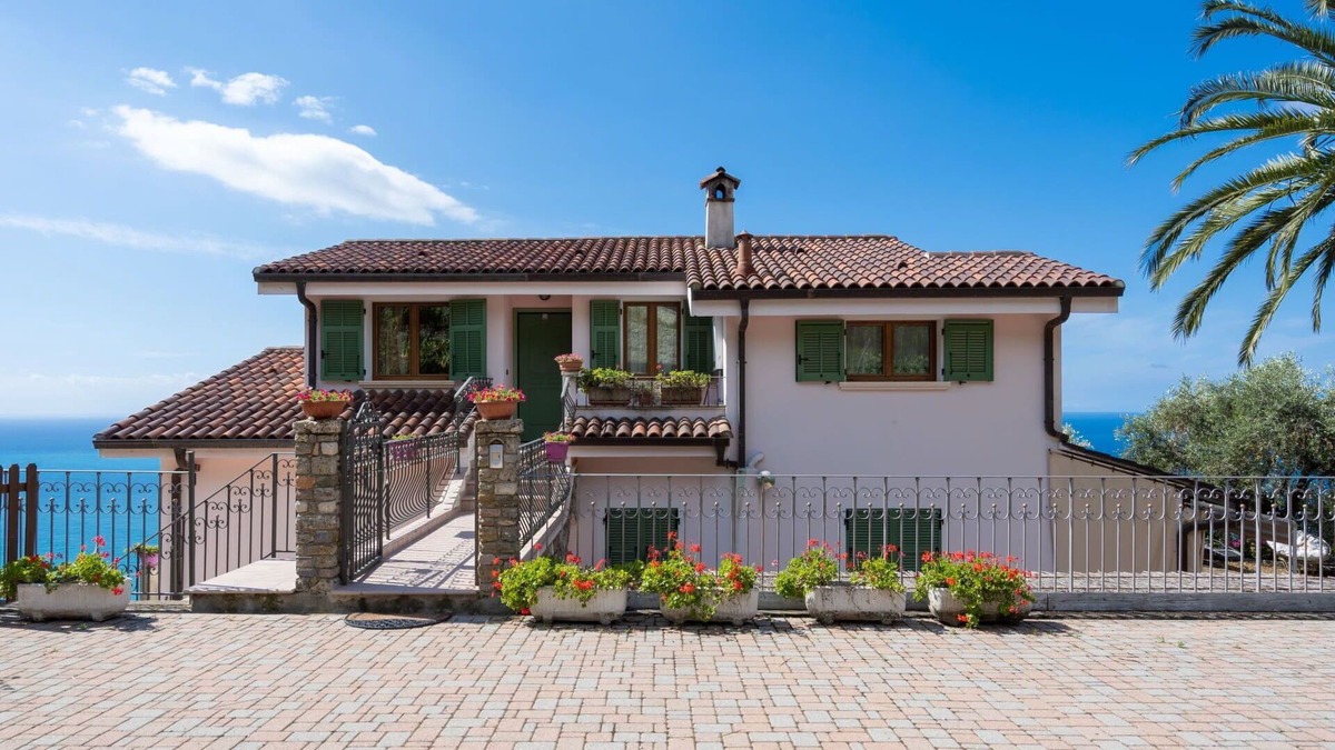Ventimiglia Apartment | Cosy apartment for 4 people with A/C, WIFI, private pool, TV, patio, panoramic view and parking