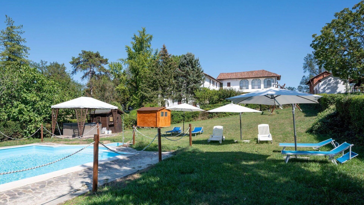 Azzano d'Asti Villa | Cosy apartment in villa for 6 guests with pool, A/C, WIFI, terrace and pets allowed