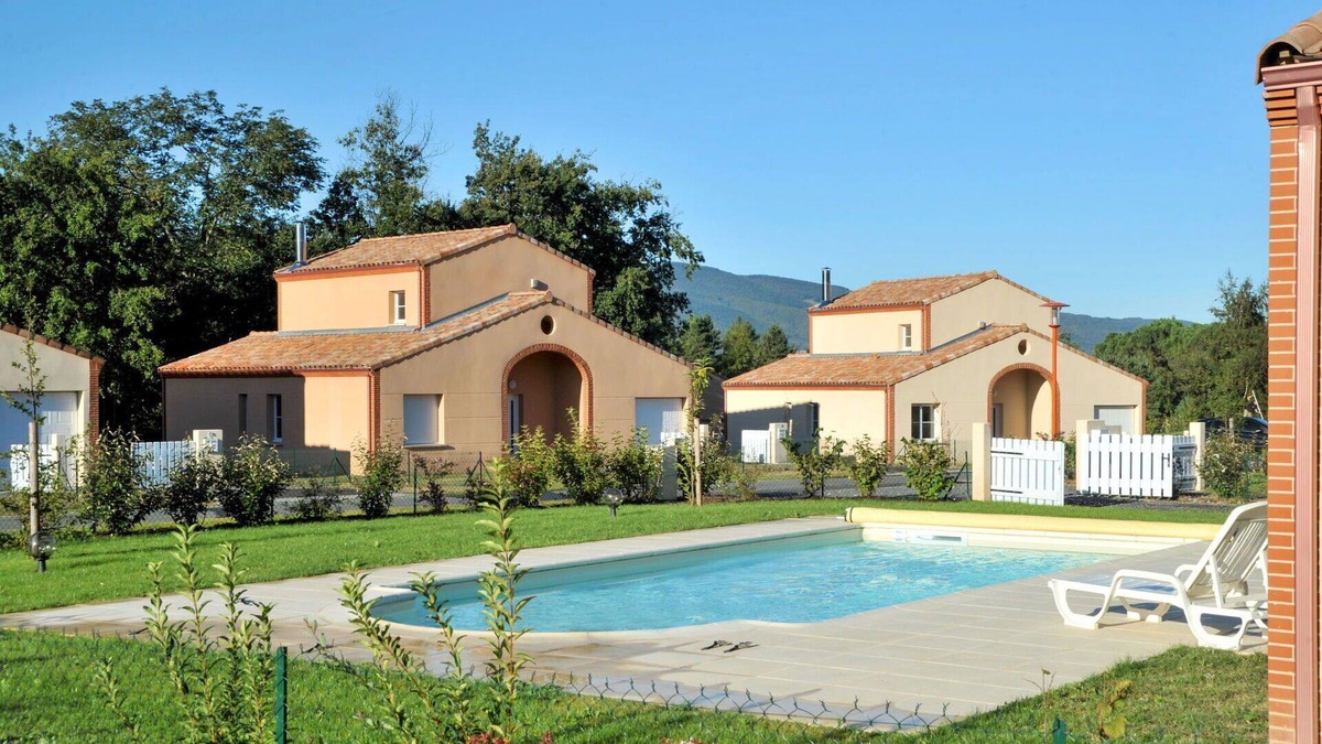 Pont-de-Larn House | Cosy apartment in villa for 8 guests with private pool, TV, terrace and pets allowed