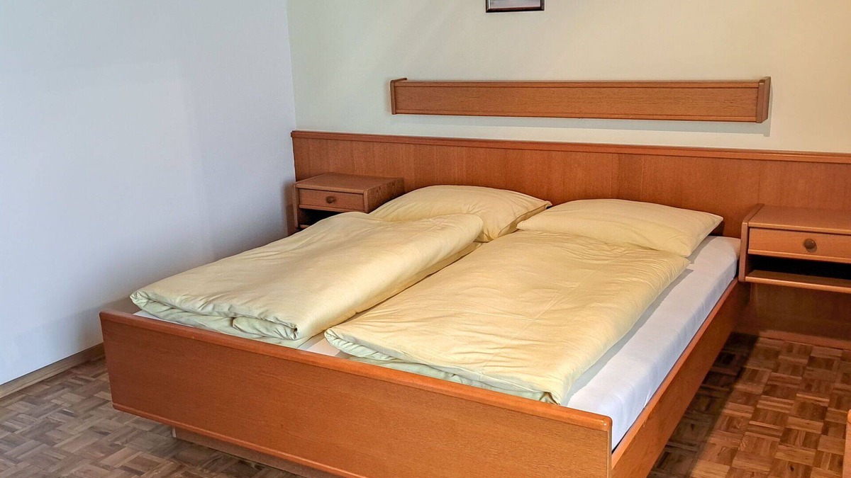 Oberwang Villa | Cosy apartment in villa for 5 guests with WIFI, TV and balcony