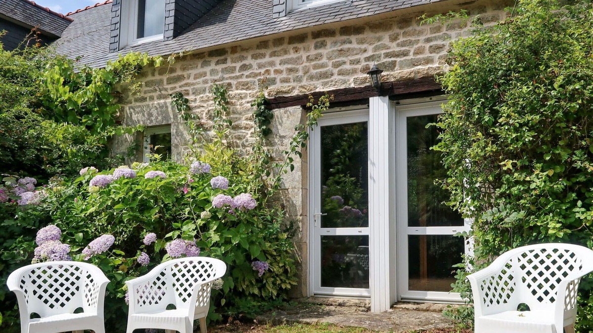Pont-l'Abbe Villa | Cosy apartment in villa for 4 people with terrace and pets allowed