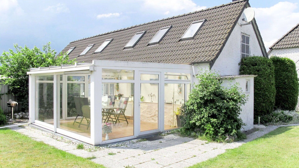 Verchen House | Cosy apartment in villa for 4 people with WIFI, TV, patio and pets allowed