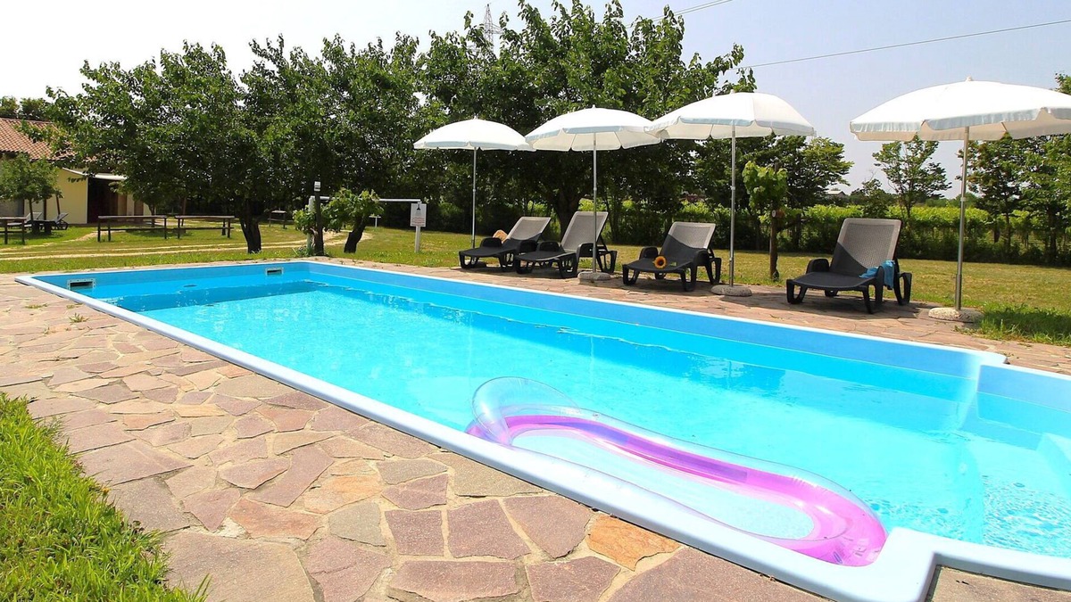 Silea House | Cosy apartment in villa for 4 people with WIFI, pool, A/C and patio