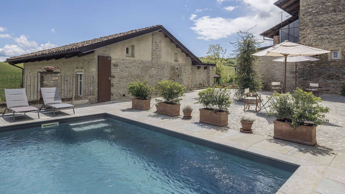 Monforte d'Alba Apartment | Cosy apartment for 4 guests with pool, WIFI and balcony, close to Alba