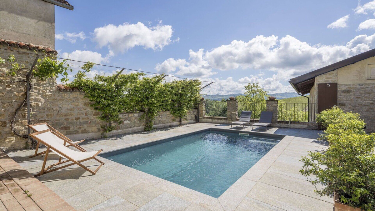 Monforte d'Alba Apartment | Cosy apartment for 4 people with WIFI, pool, TV and balcony, close to Alba