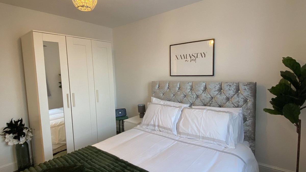 Swanscombe Apartment | Cosy apartment near Bluewater Shopping Centre. Pet Friendly!