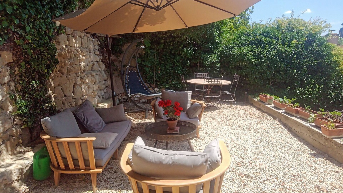 Vaugines Apartment | Cosy apartment-private garden, terrace, patio-in typical village near Lourmarin