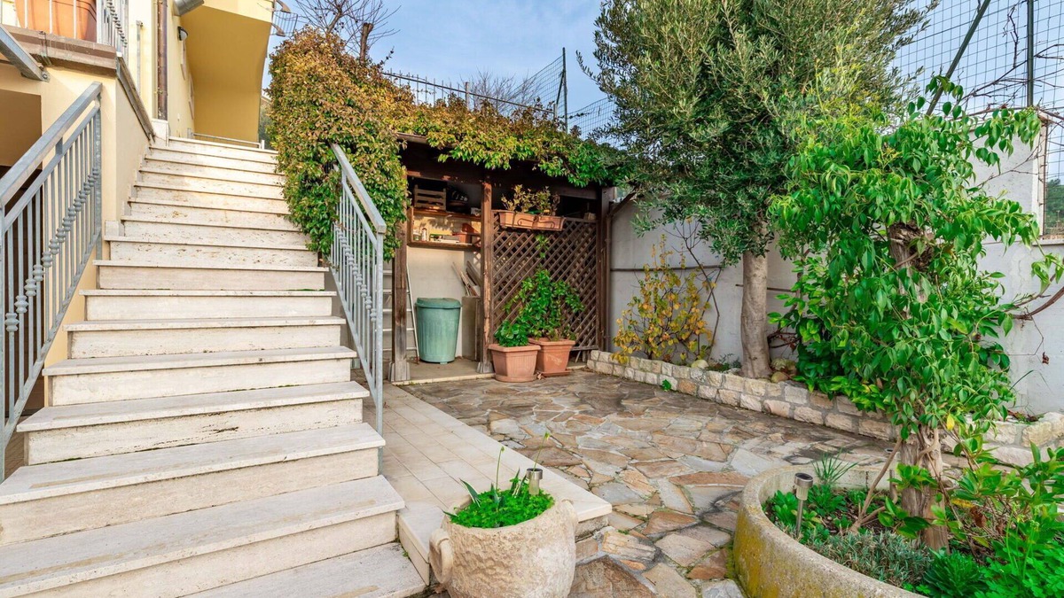 Loreto Apartment | Cosy apartment with WIFI, A/C, TV, terrace, pets allowed, panoramic view, close to Porto Recanati