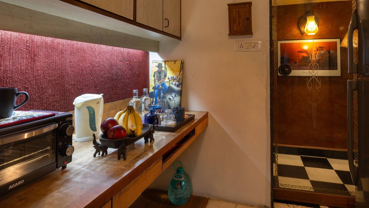 Andheri West Apartment | Cosy, Artistic, quiet apartment in a fantastic location. Large desk for work.
