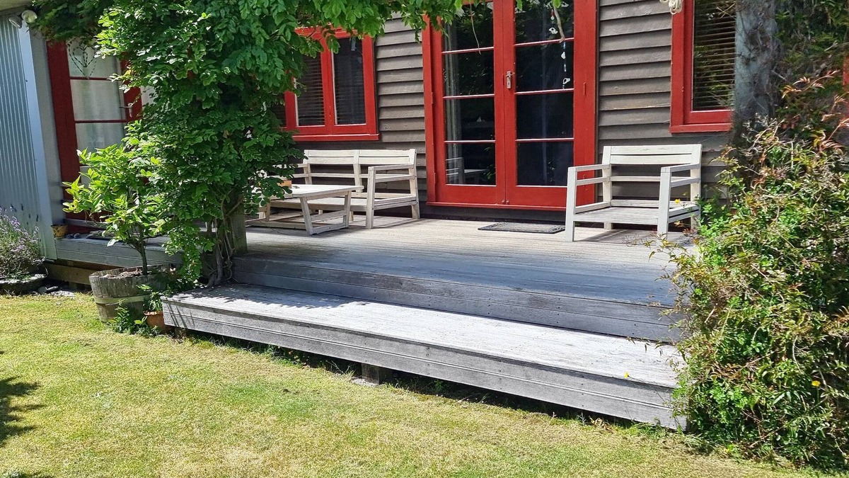 Haast House | Cosy Bach, minutes to Neil's Beach, Jacksons Bay, with lots of adventures.