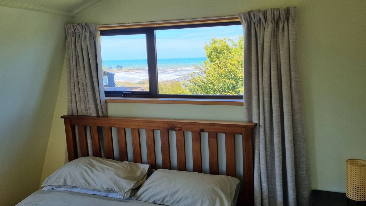Kakanui House | Cosy bach with Kakanui mountain and sea views.