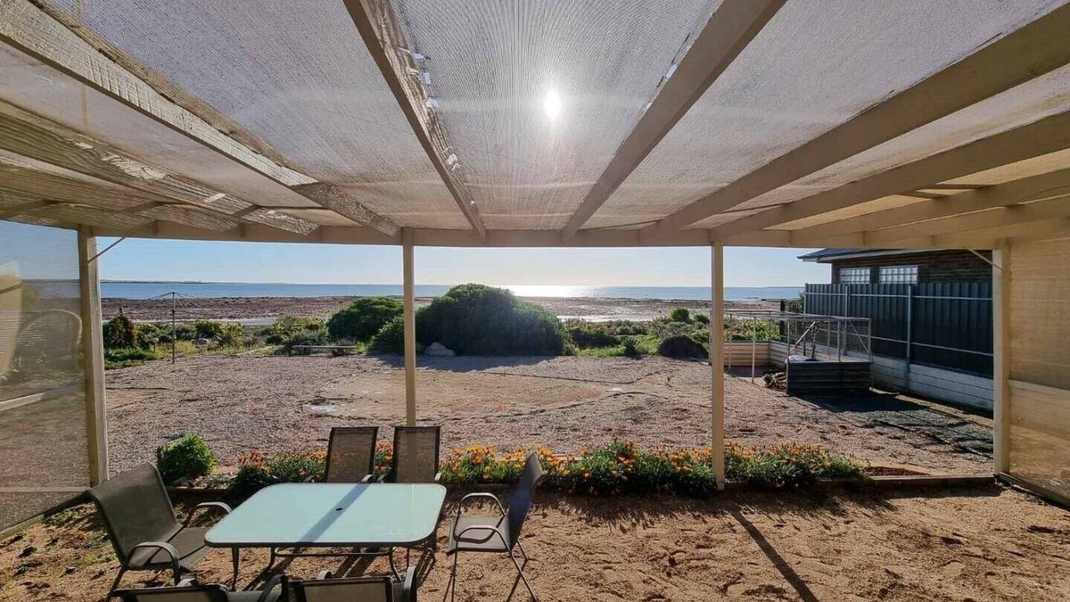 Yorke Peninsula Cabin | Cosy beach-front shack with easy access to everything Port Broughton offers.