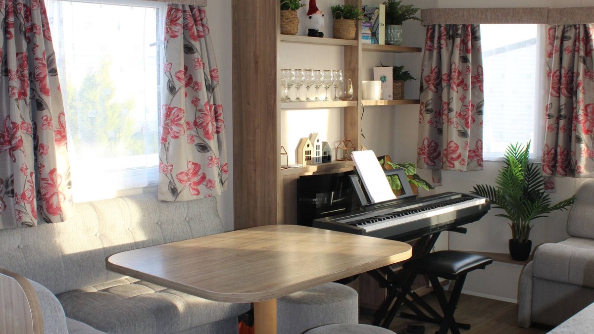 Layer Marney House | Cosy beachfront getaway in West Mersea- fishing, golf & swimming pool onsite