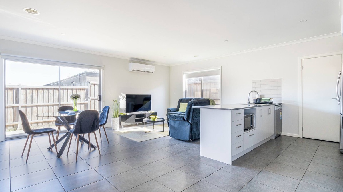 Wyndham Vale House | Cosy beautiful modern house close public transport and shopping mall