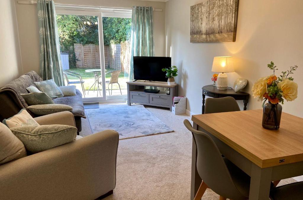 Trimley House | Cosy Bungalow Near Open Countryside