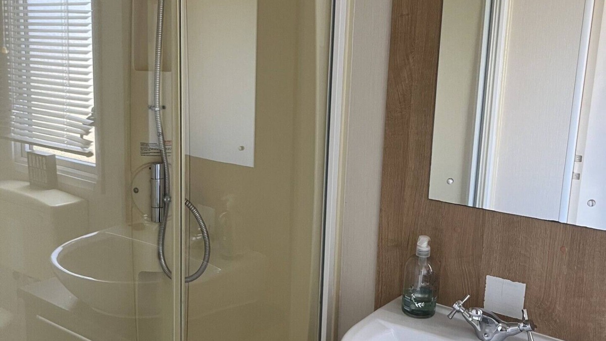 Minster on Sea House | Cosy Caravan in a quiet corner of the site - with a beautiful sea view!