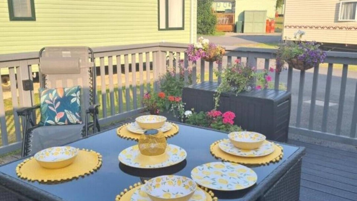 Llanrhystud House | Cosy caravan on championship golf course, ideal for a relaxing break