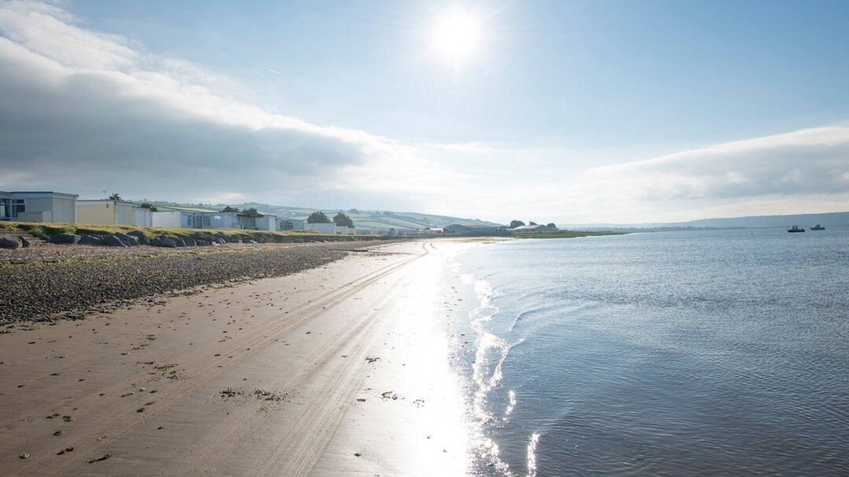 Llansaint Ski Chalet | Cosy chalet with all year round sunroom. Ideal location in West Wales to explore