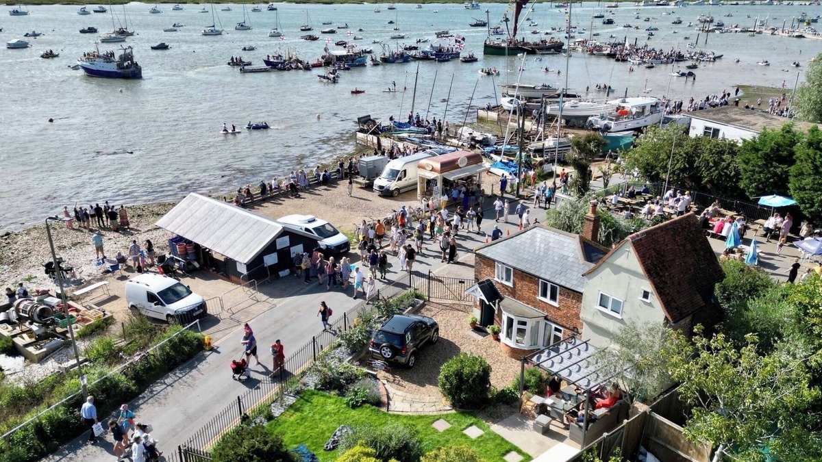 West Mersea House | Cosy Coastal 2-Bedroom Cottage with Hot Tub & Log Burner