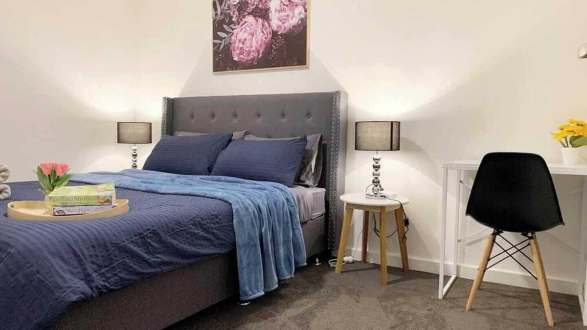 Campbelltown Condo | Cosy & comfortable 2 BDRM budget unit. Unlimited Wifi, free parking & air-con. Near shops & bus stop