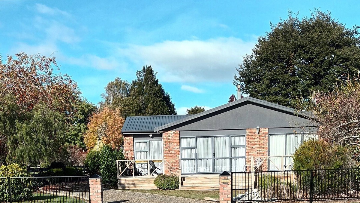 Te Anau House | Cosy cottage 2 mins to the lake and 5 mins to the town centre Sky & WiFi