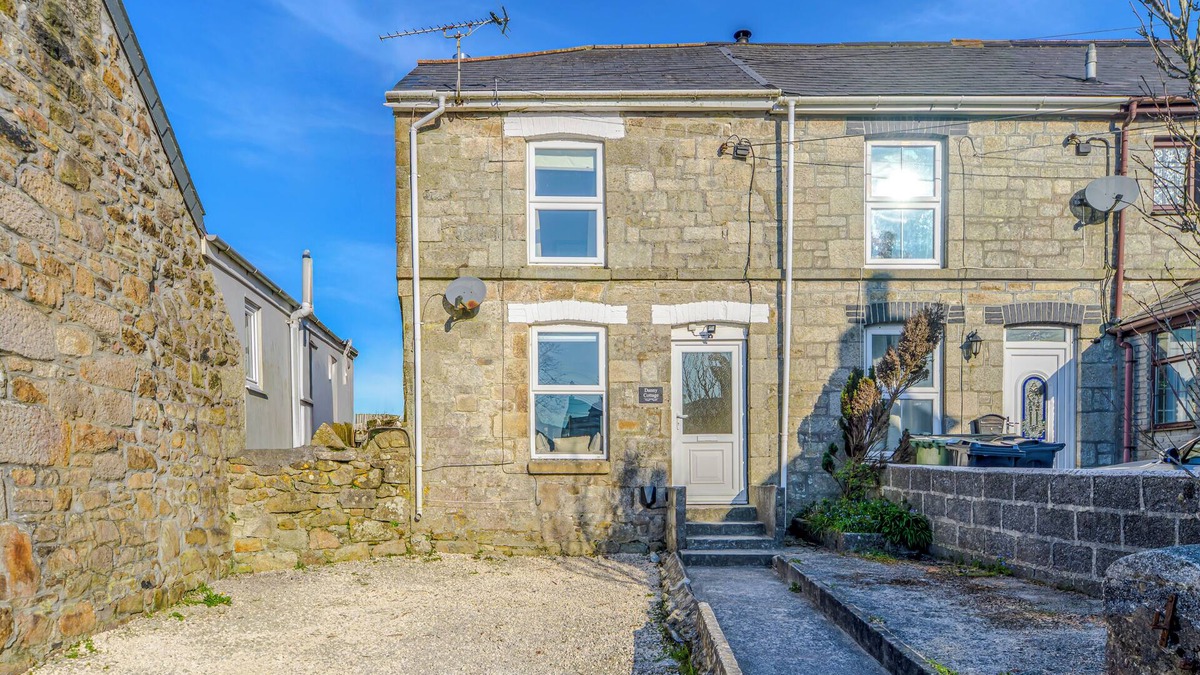 St. Dennis House | Cosy cottage, conveniently located in the heart of Cornwall, perfect family base