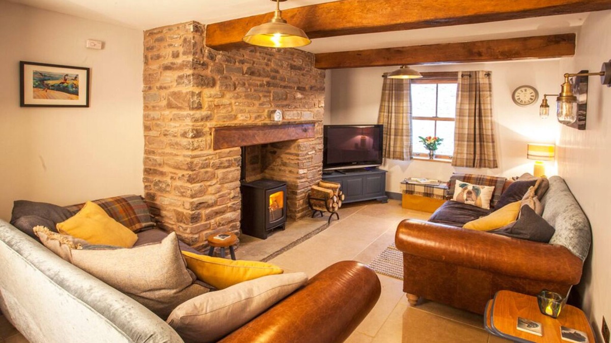 Brecon Cottage | Cosy cottage in hamlet with pub, near Brecon - children and/or dogs welcome!