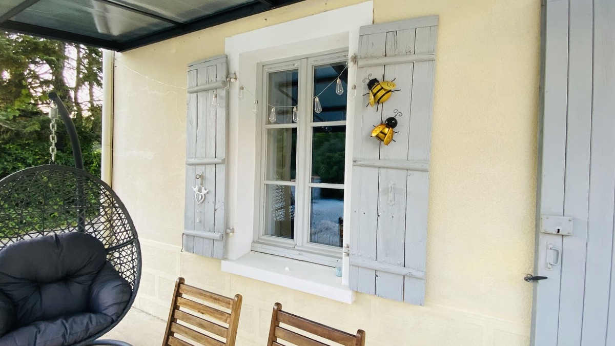 Ruffec Cottage | Cosy cottage overlooking garden and woodland, within 10 mins walk of town centre