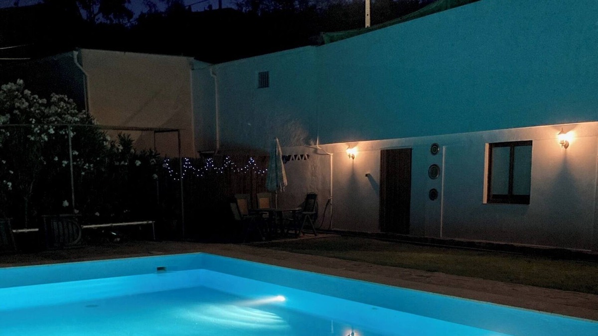 Tozar Cottage | Cosy Cottage, With Access to Large Private Pool, in Great Countryside. Explore!