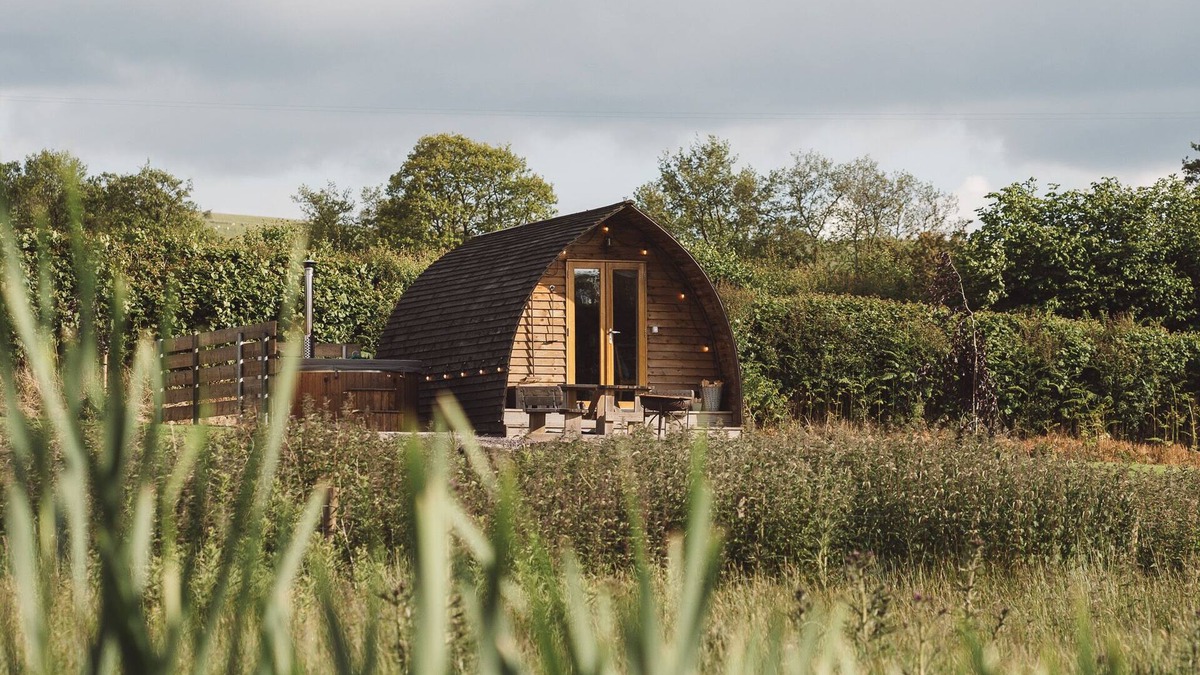 Builth Wells Cabin | Cosy En-suite Glamping Cabin with Hot Tub