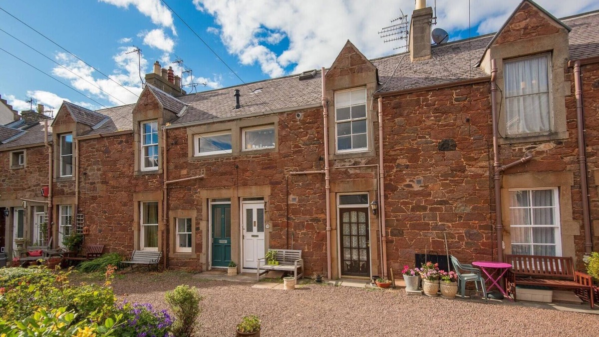 North Berwick Apartment | Cosy first-floor mews apartment, close to the beach and tucked away in a quiet courtyard. Sleeps 2
