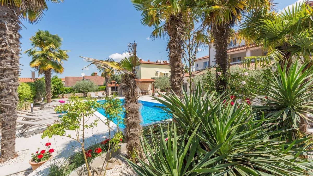 Mali Maj Apartment | Cosy flat with 60m2 pool, baby cot, washing machine, barbecue area - only 800 metres to the beach